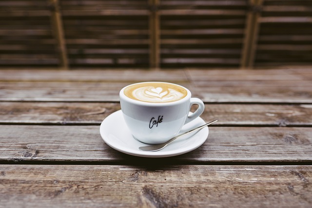 Área de atendimento ao cliente com sofás e mesa de café