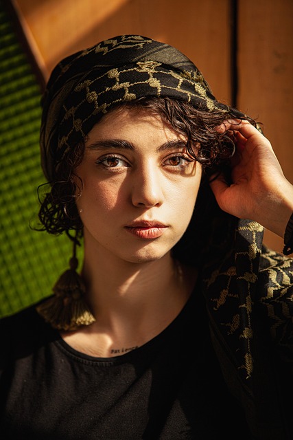 Retrato de uma jovem mulher com um olhar expressivo